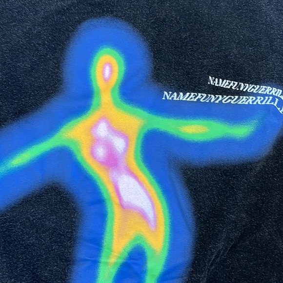 BLACK Graphic T - Picture 2 of 3